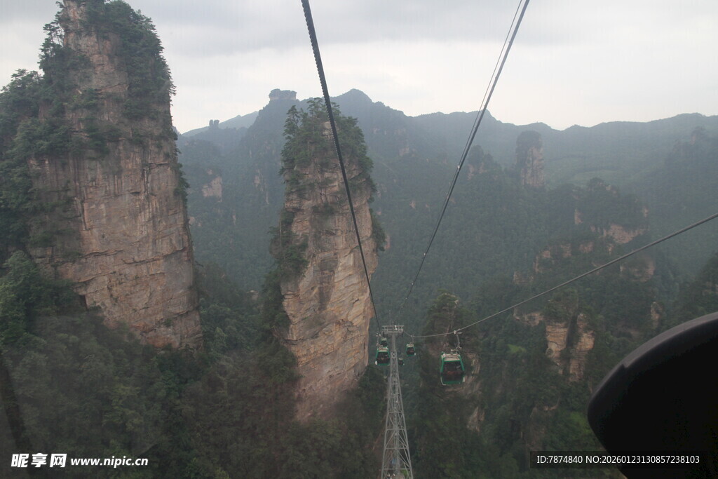 张家界奇峰间的索道景观