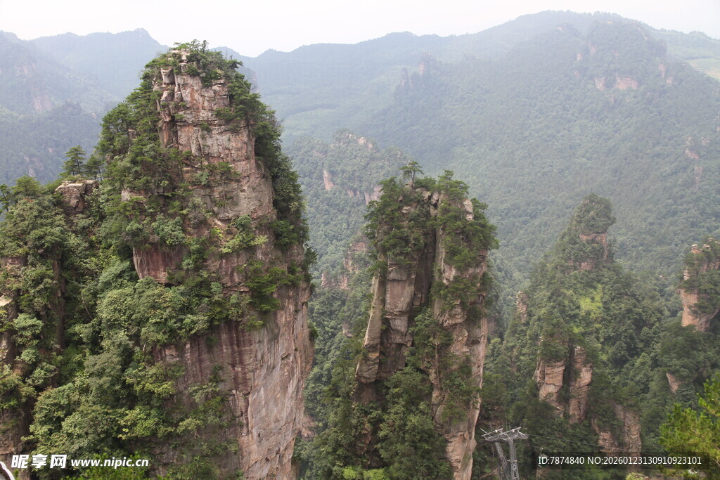 奇峰林立的壮丽山景