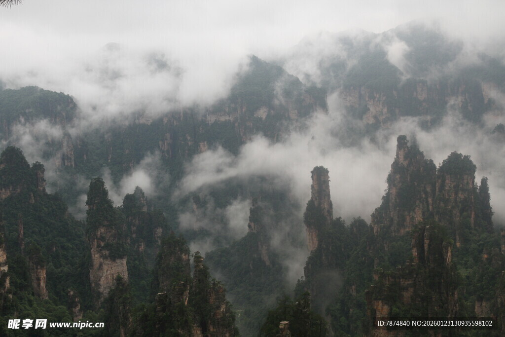 云雾缭绕的壮丽奇峰