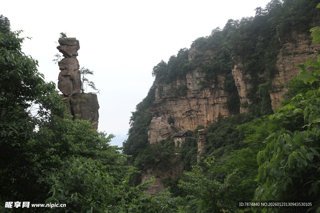 山林中的古朴石塔景观