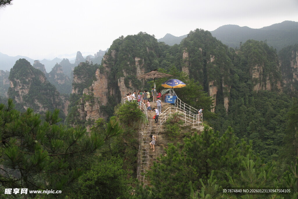 张家界奇峰上的观景平台