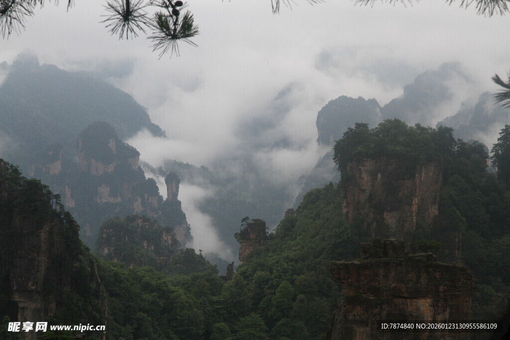 云雾缭绕的壮美山峦景观