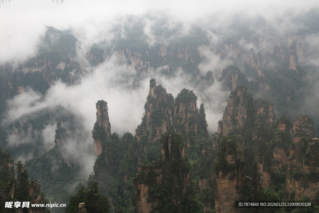 云雾缭绕的奇峰异石
