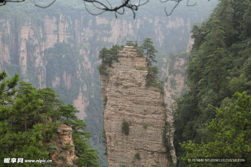 奇峰耸立的壮丽自然景观