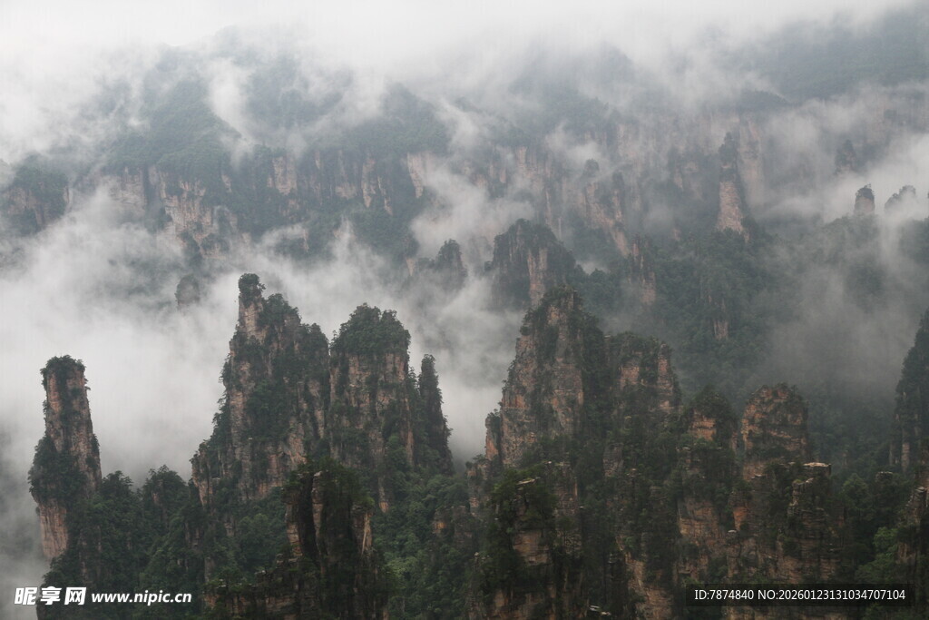云雾缭绕的壮丽山峰
