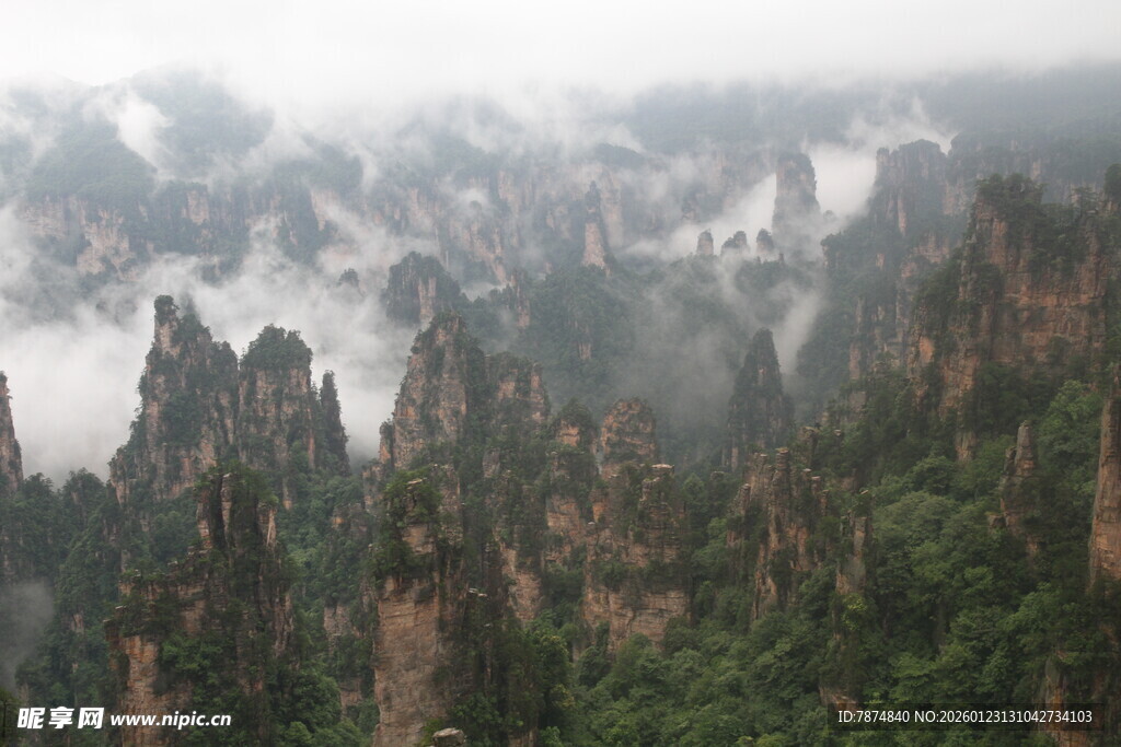 云雾缭绕的壮观奇峰异石