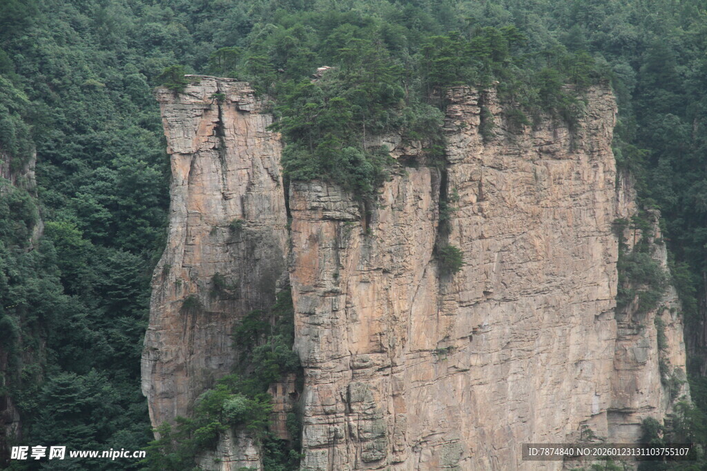 陡峭绝壁 绿意环绕的奇观
