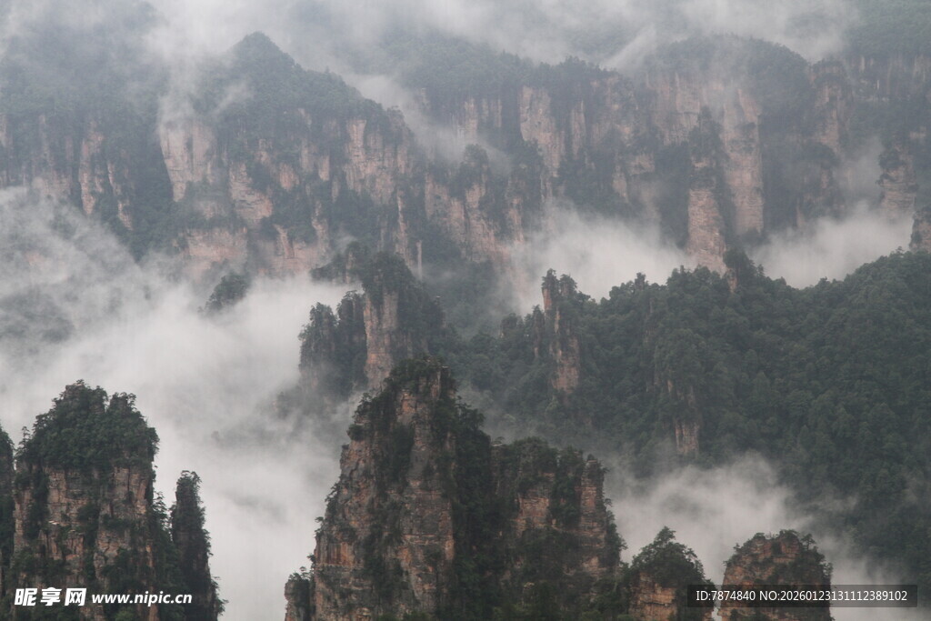 云雾缭绕的壮丽山峰景观