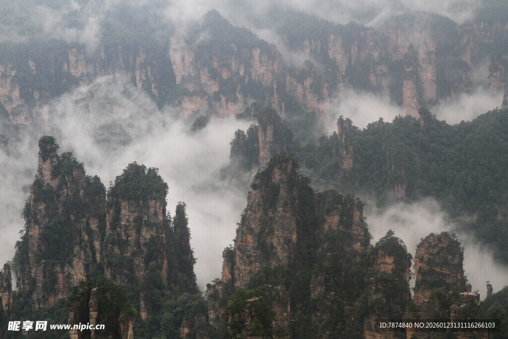 云雾缭绕的壮美奇峰景观