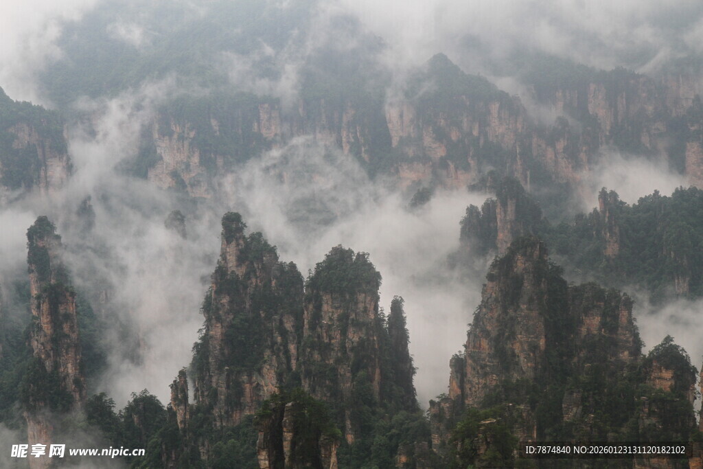 云雾缭绕的壮丽奇峰景观