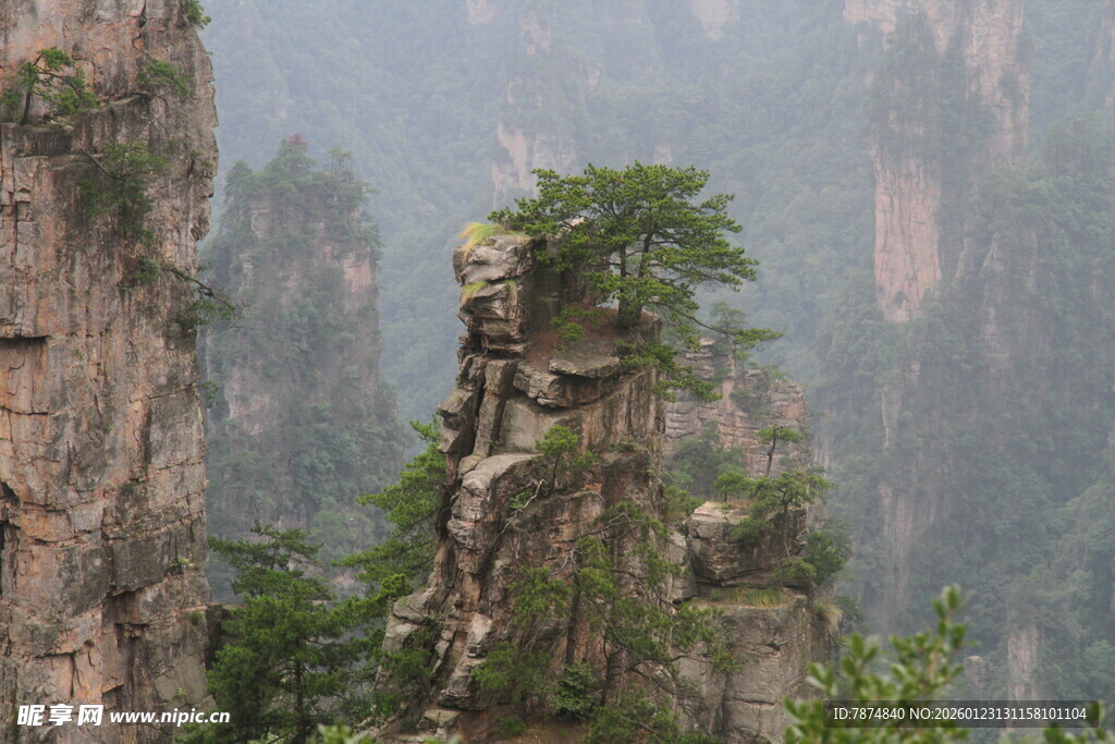 奇峰耸立 山间绿意点缀