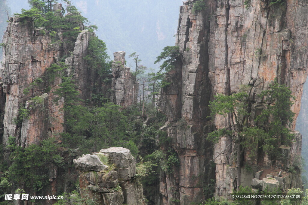 奇峰罗列的壮丽自然景观