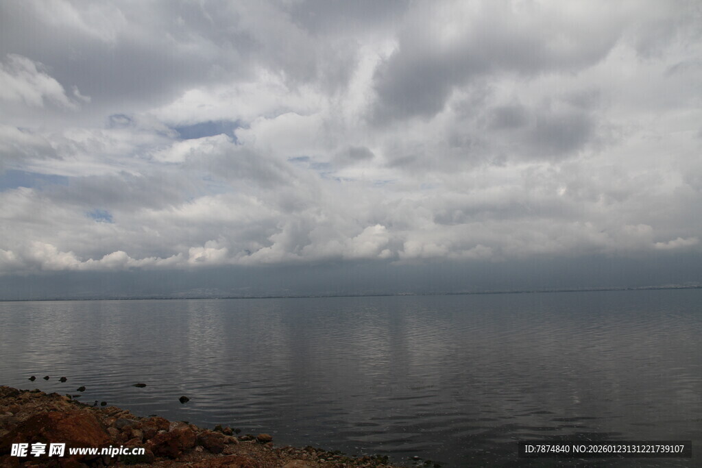 湖畔阴云下的宁静水面