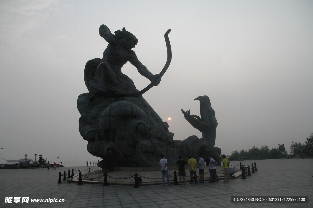 湖畔巨型射箭雕像景观