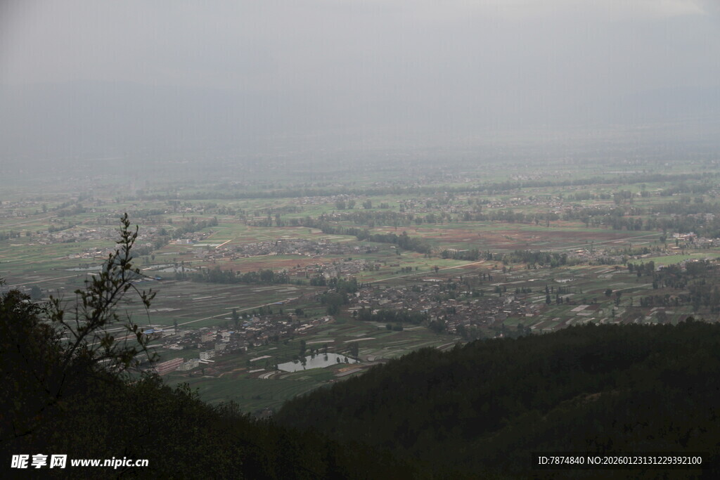 俯瞰山间城市景观