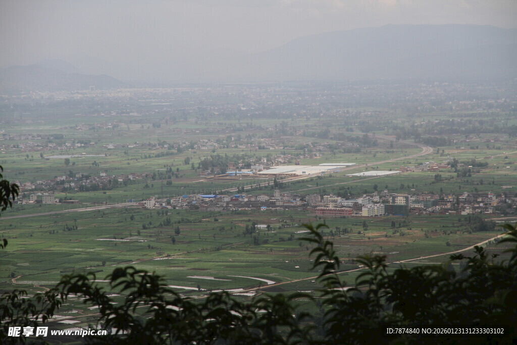 俯瞰绿意盎然乡村景象