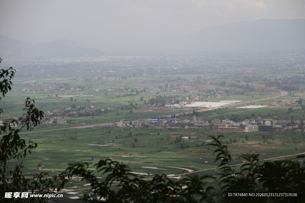 俯瞰乡村田野景观