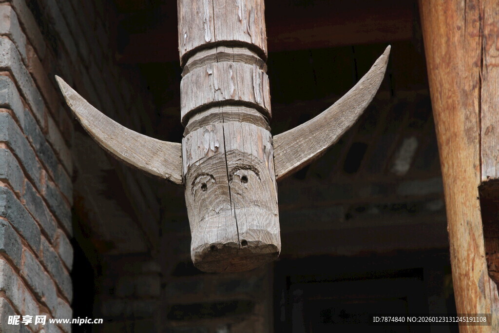 悬挂的牛角木雕装饰