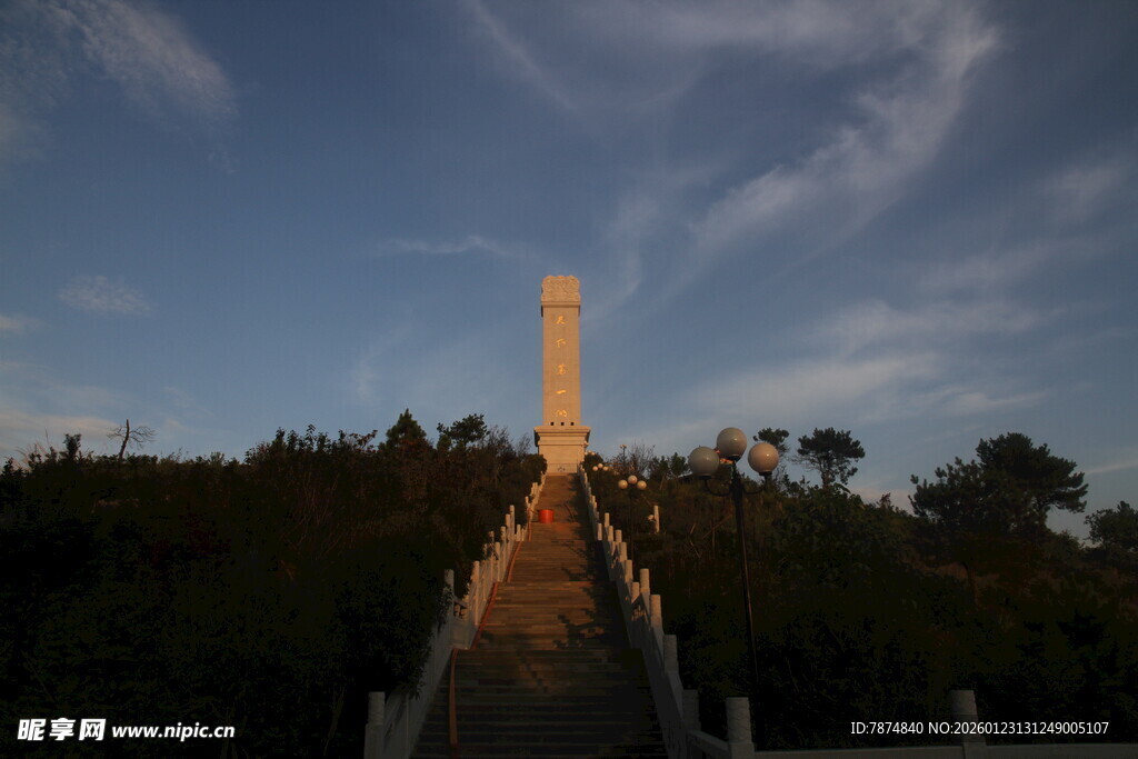 巍峨纪念碑矗立蓝天之下