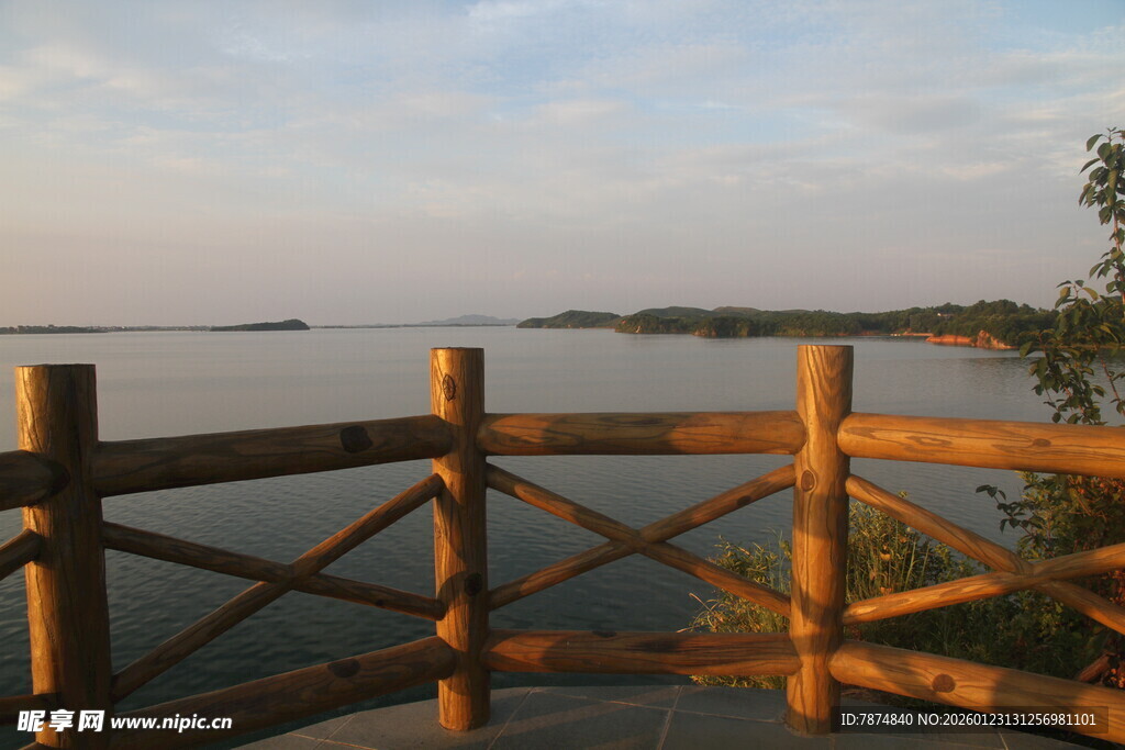 湖畔木栏 静赏黄昏美景