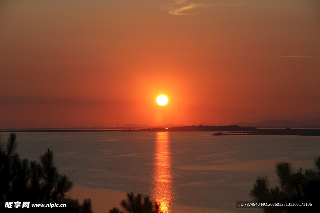 夕阳西下湖面美景