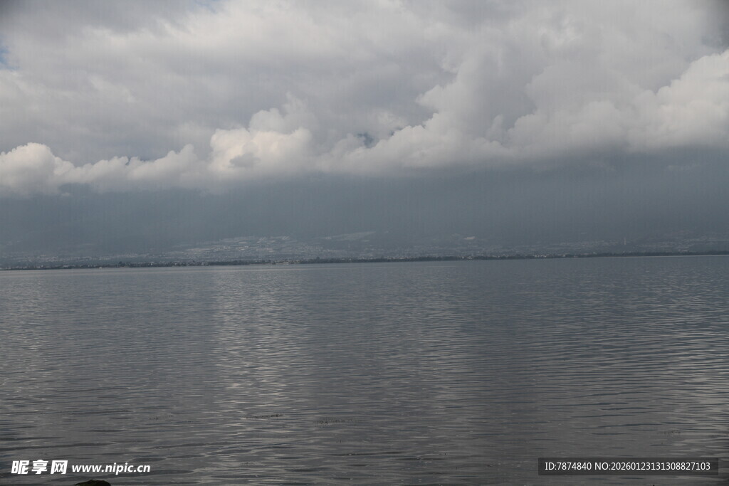 阴云下的平静湖面