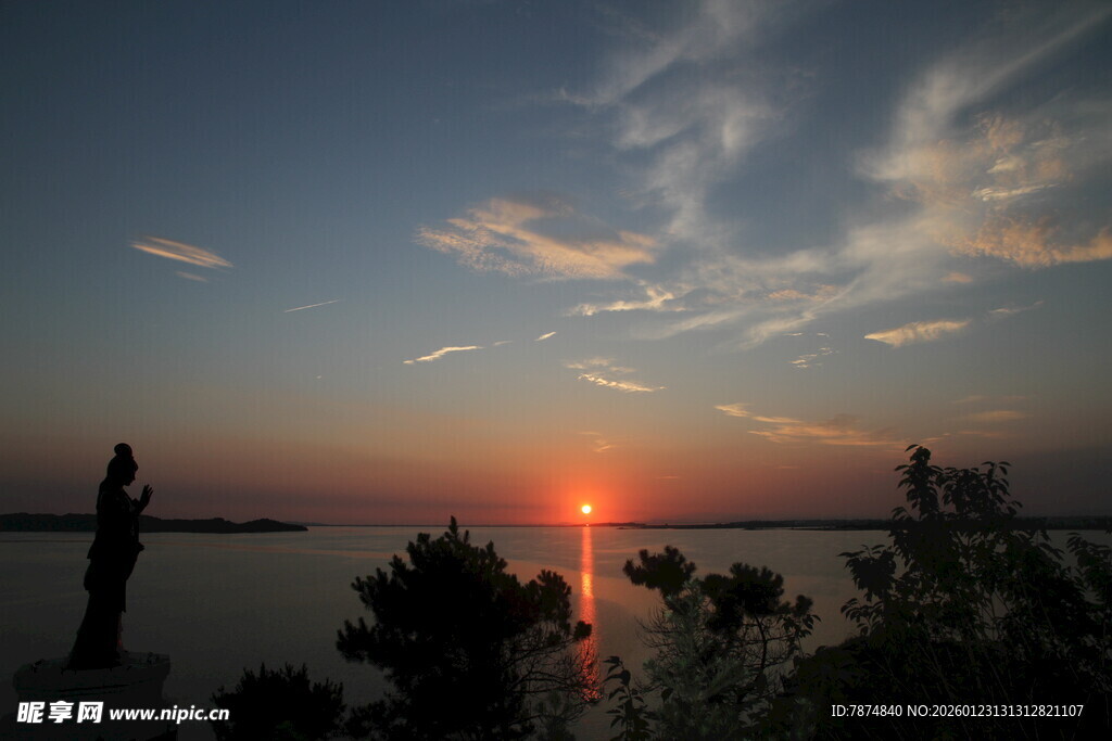 夕阳下的河畔美景