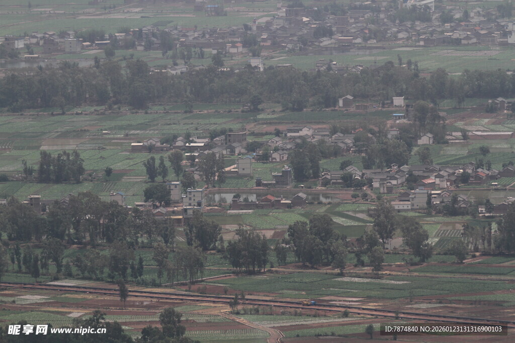 俯瞰乡村田园风光