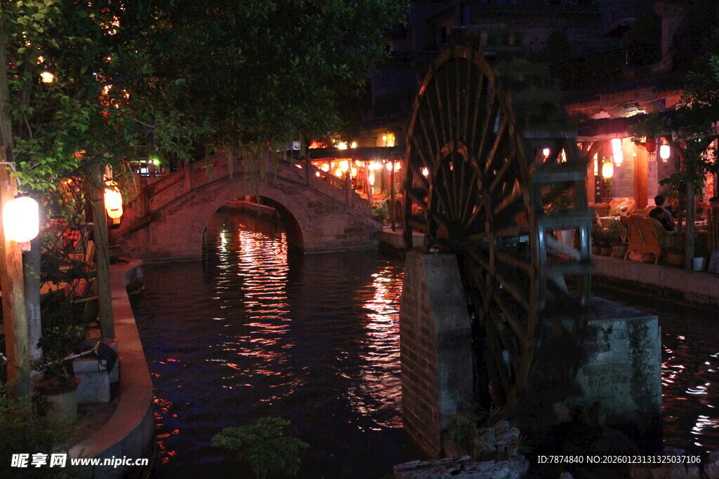 古桥夜色下的静谧水乡