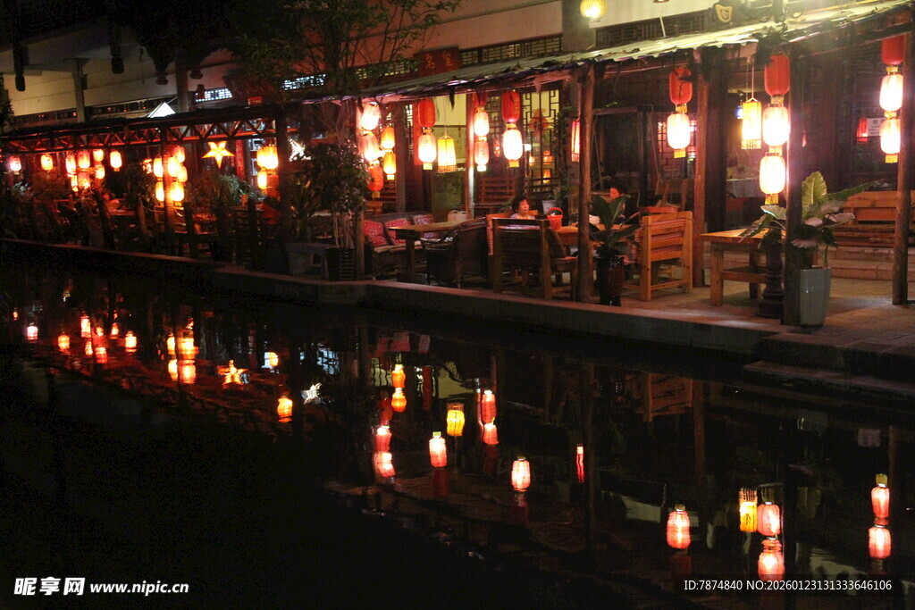 水乡夜景 灯火映照水面
