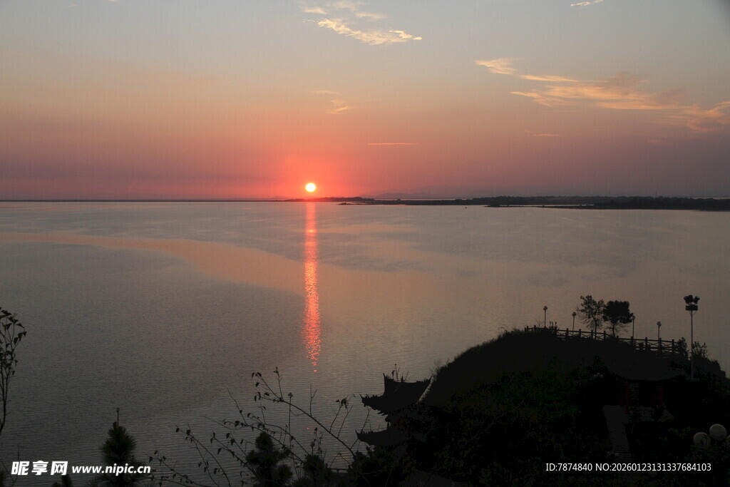 夕阳下的宁静湖面