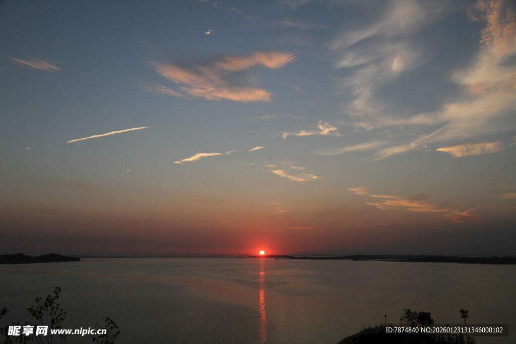 湖畔日落美景