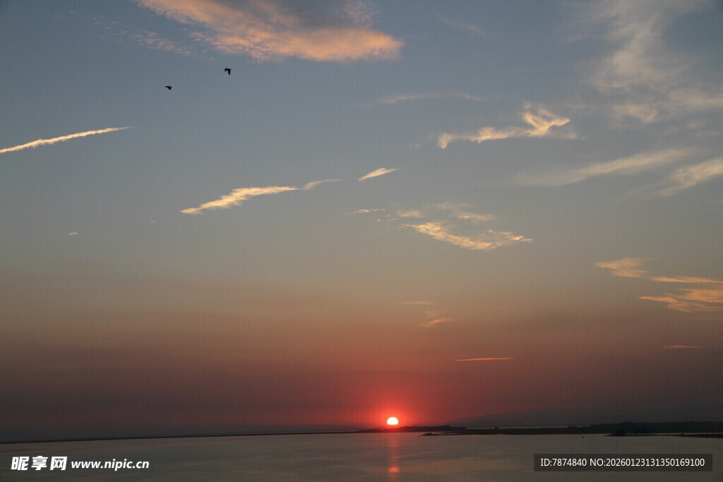 夕阳西下的静谧湖面