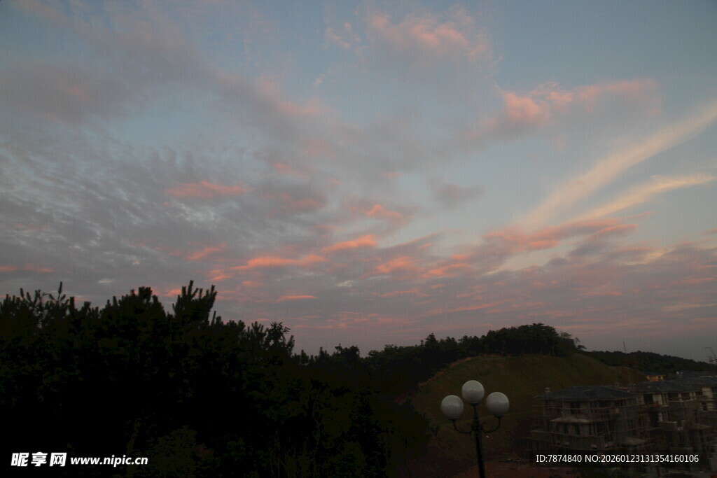 黄昏时分的美丽天空景色