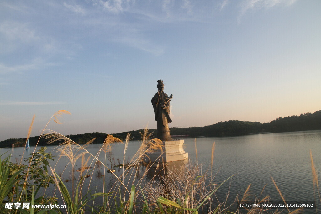 湖畔孤影 静享自然之美