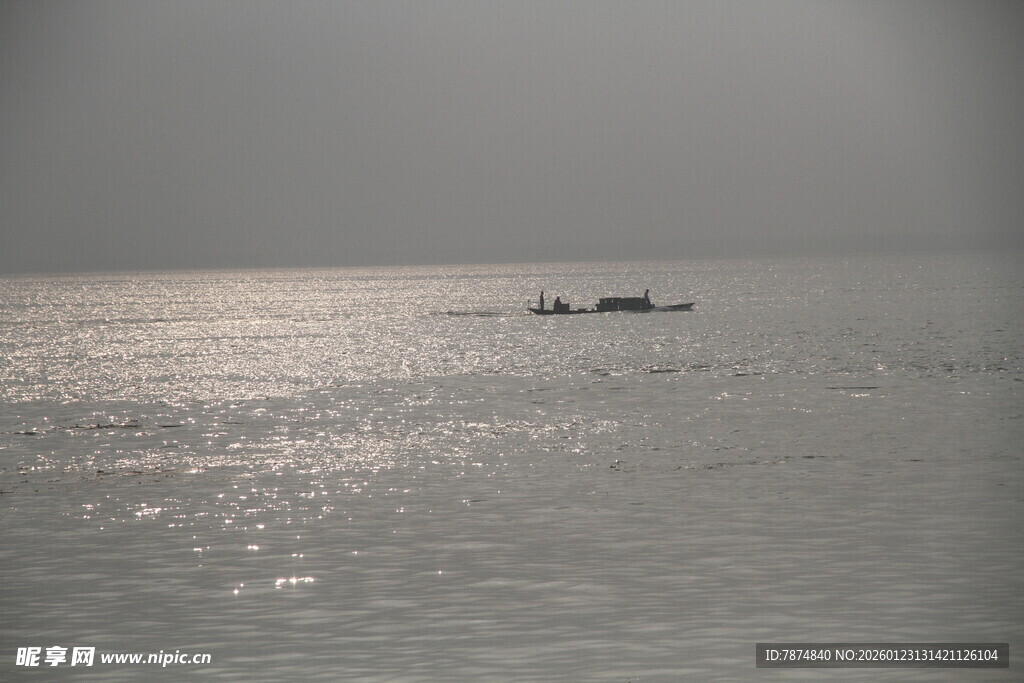 海上孤舟泛波光