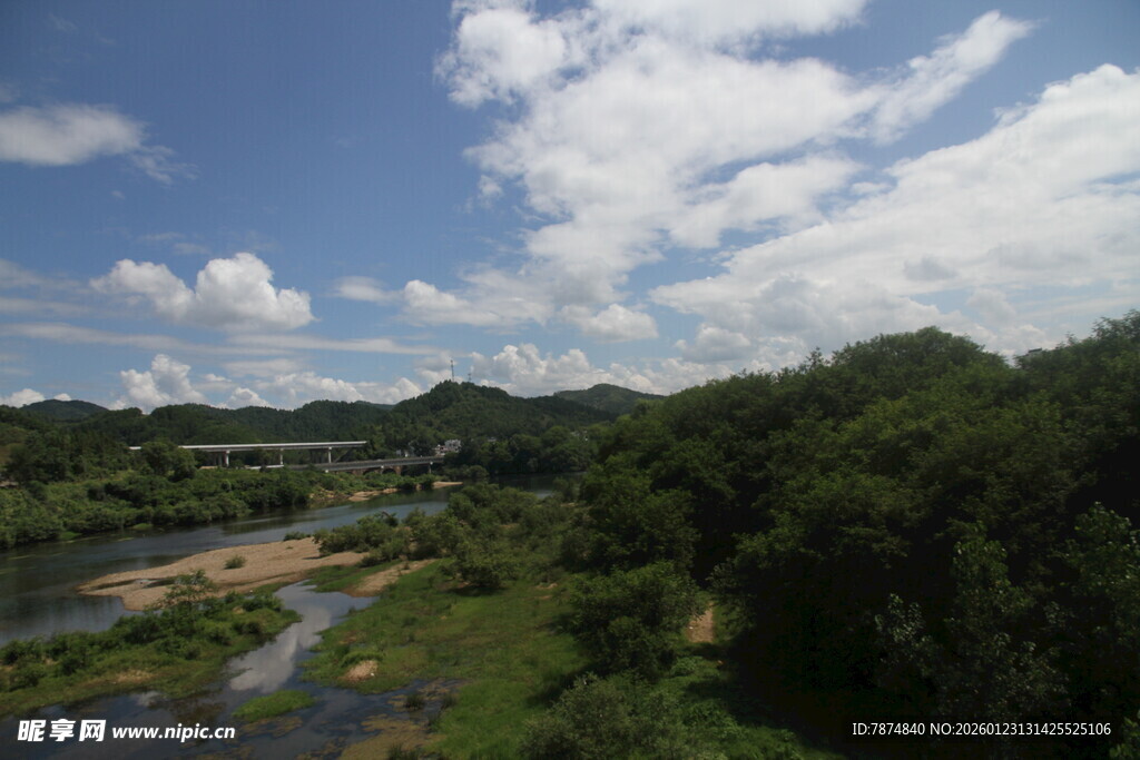 青山绿水间的河流风光
