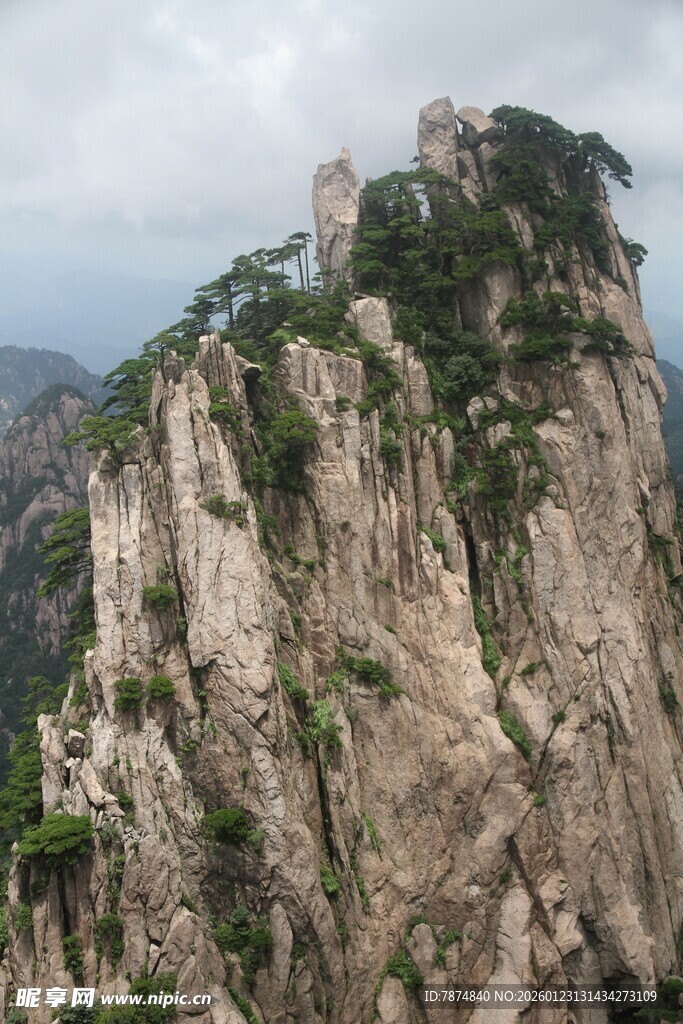 巍峨险峻的壮丽山峰