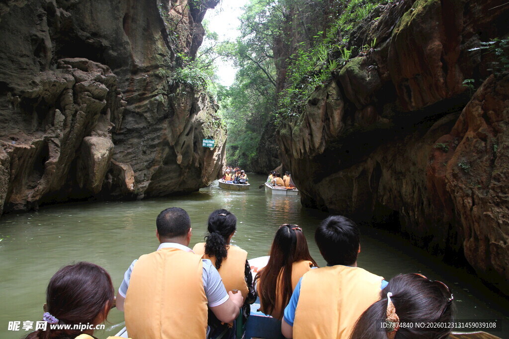 乘船探秘峡谷幽深美景