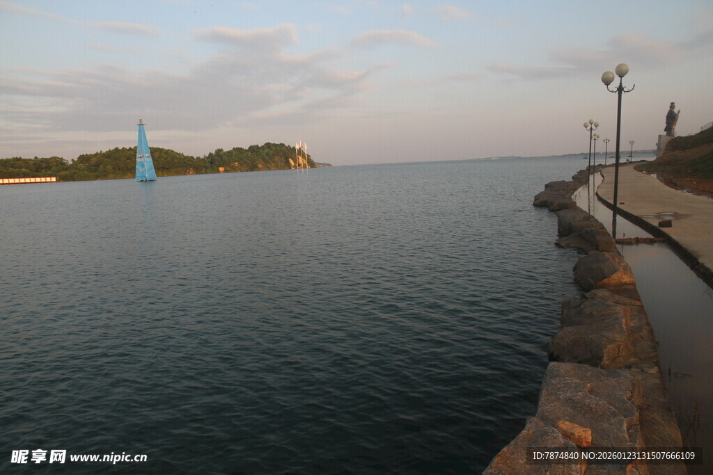 海边黄昏时的宁静港湾