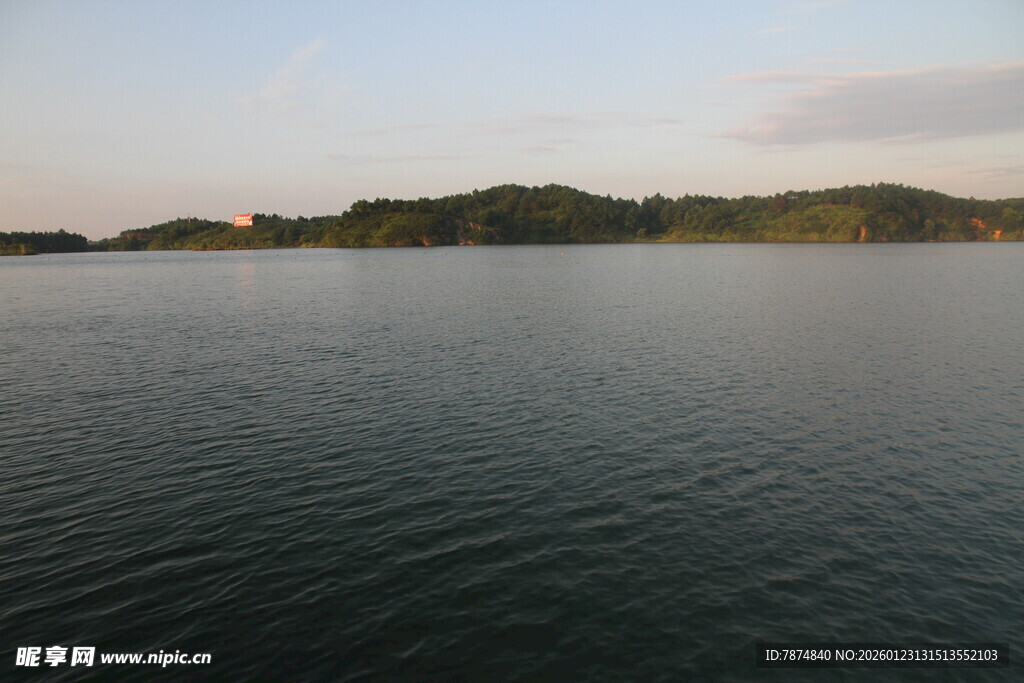 宁静湖面与远处山峦