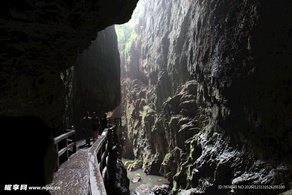 洞穴探险中的光影景象
