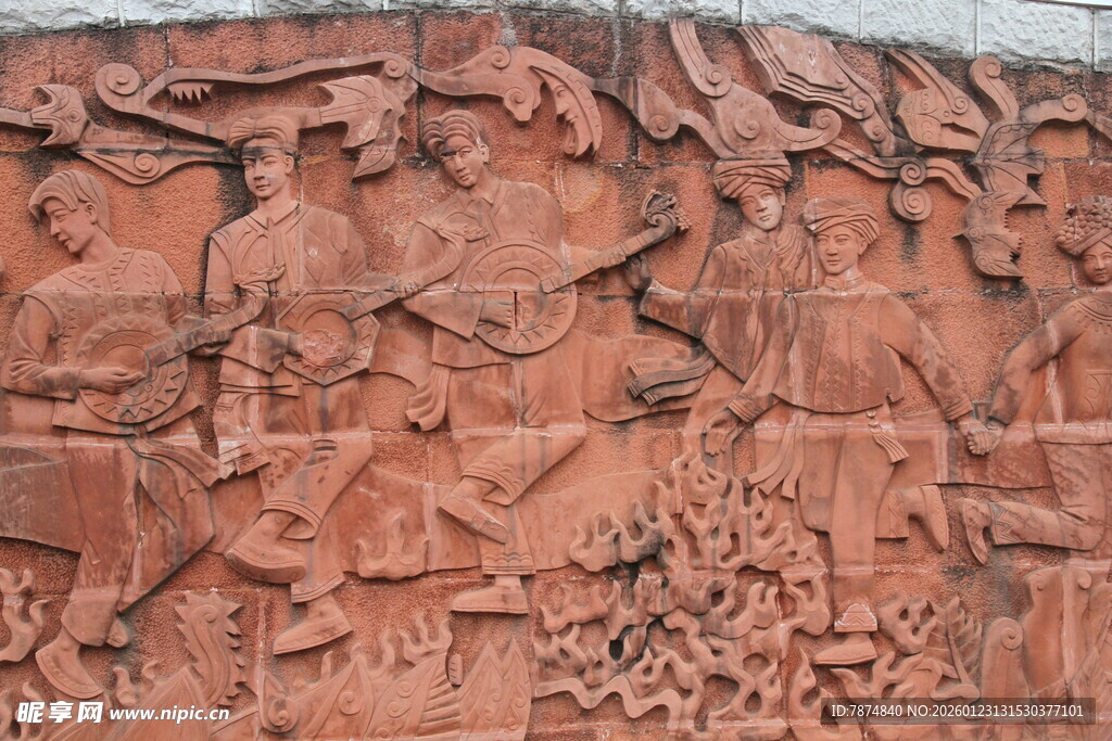 红色浮雕展现历史场景