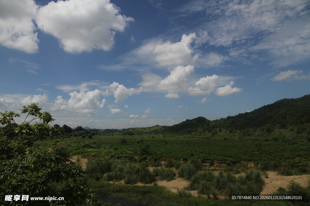 蓝天绿野间的自然景致