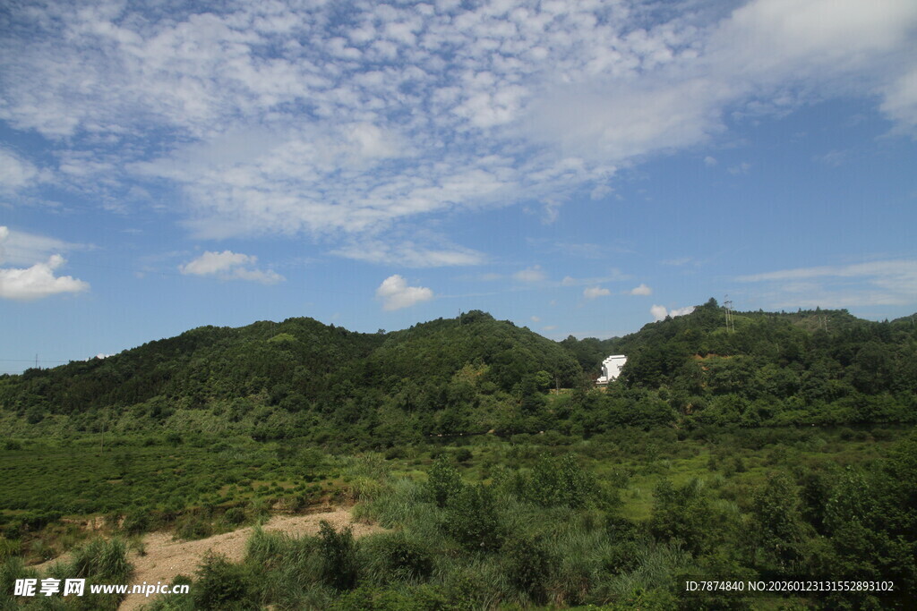 青山蓝天间的自然美景