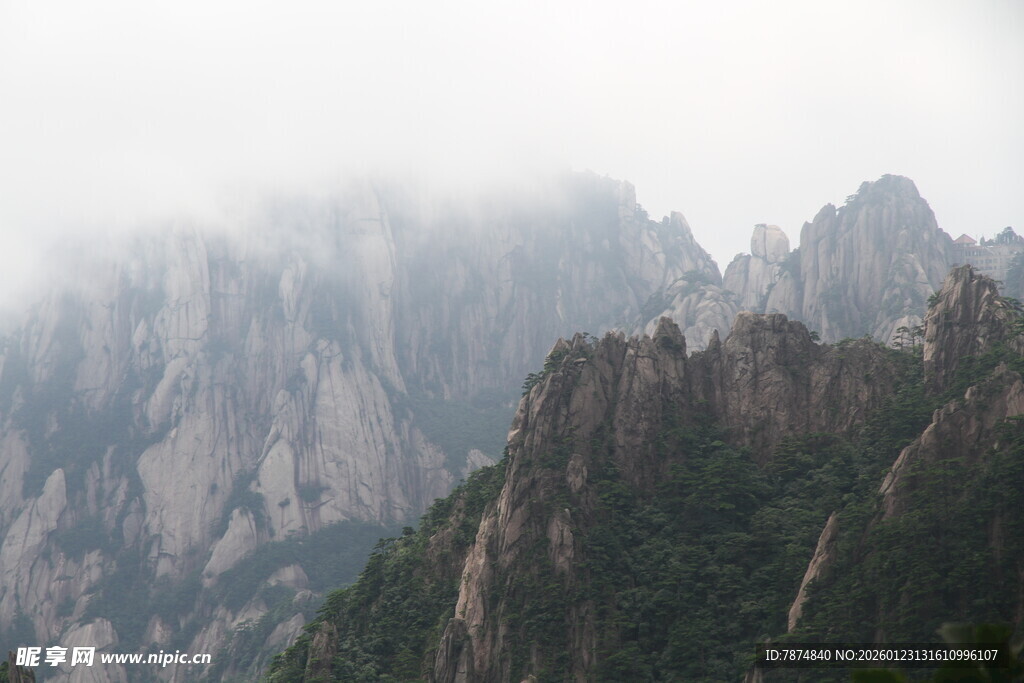 云雾缭绕的壮丽山峰