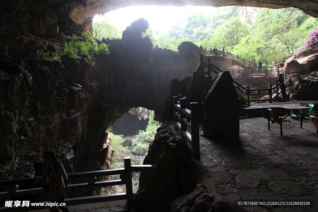 洞穴内的木质栈道景观
