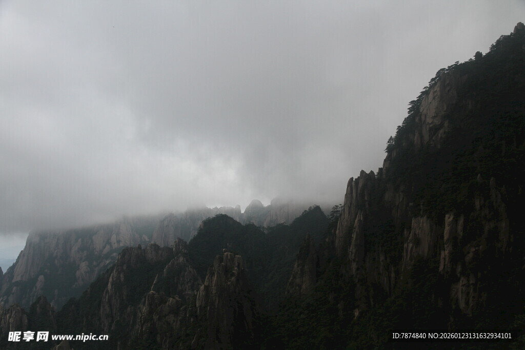 云雾缭绕的巍峨山峰