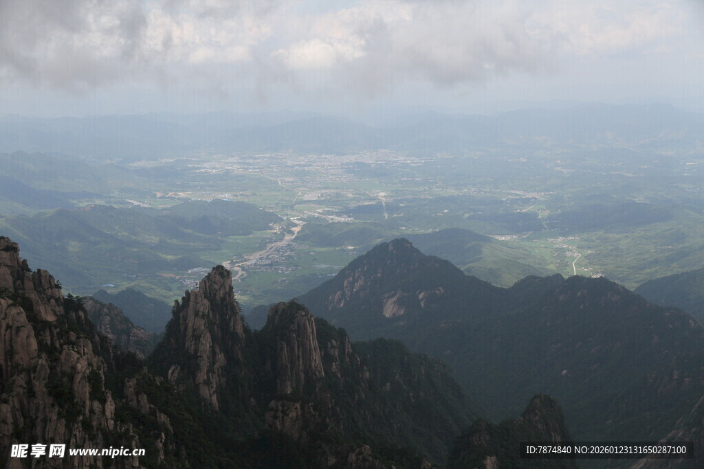 高山云海间的壮丽景观