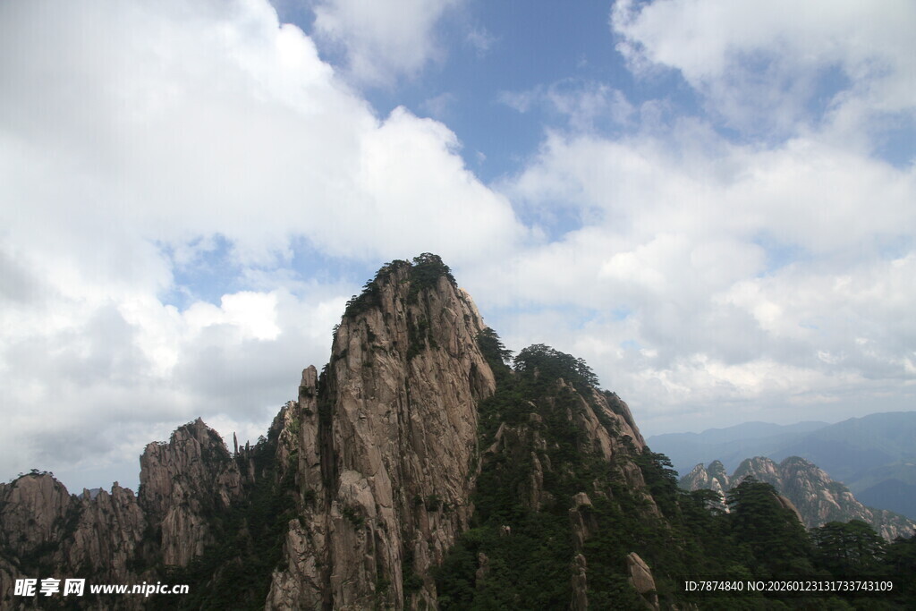巍峨黄山 云雾缭绕美景